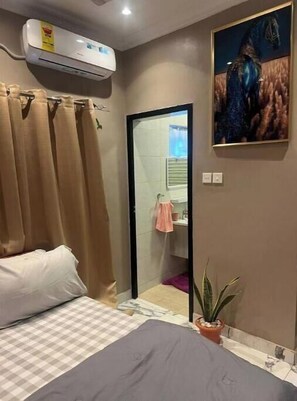 1 bedroom, internet, bed sheets - Single Room En Suite In A House (Accra)