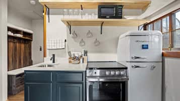 Cabin, Mountain View | Private kitchen
