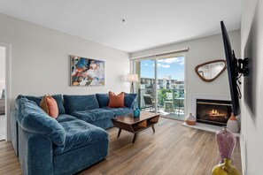 Smart TV, fireplace
