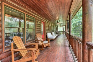 Terrace/patio - Dancing Bears Cabin - Secluded 3-Bedroom, 3.5-Bath Luxury Cabin with Hot Tub (Mineral Bluff)