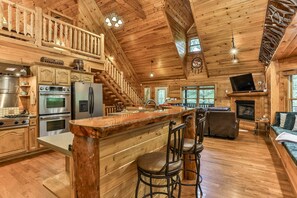 Interior - Dancing Bears Cabin - Secluded 3-Bedroom, 3.5-Bath Luxury Cabin with Hot Tub (Mineral Bluff)