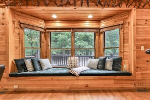 Smart TV, fireplace, stereo - Dancing Bears Cabin - Secluded 3-Bedroom, 3.5-Bath Luxury Cabin with Hot Tub (Mineral Bluff)