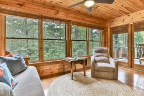 Smart TV, fireplace, stereo