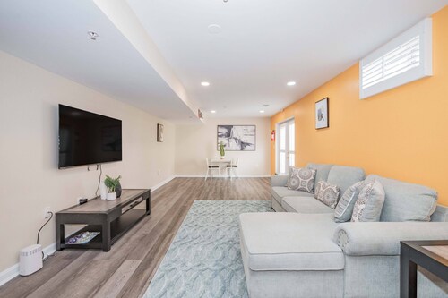 Charming Modern  2-bedroom apartment near DC with free parking
