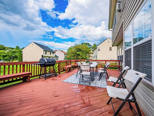 Charming Modern  2-bedroom apartment near DC with free parking