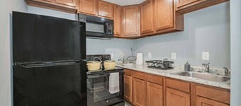 Charming Modern 2-bedroom apartment near DC with free parking