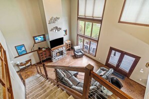 Télévision, cheminée, espaces bureaux