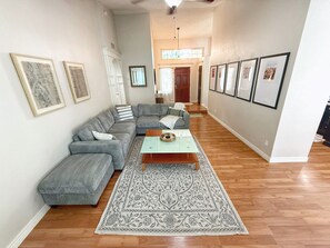 TV connectée, baby-foot, livres