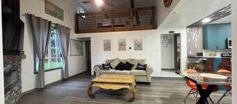 Modern 2-bed 2- bath waterfront home near Manatee Haven with kayaks