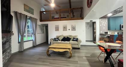 Modern 2-bed 2- bath waterfront home near Manatee Haven with kayaks