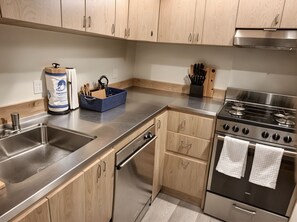 Fridge, microwave, oven, stovetop - Cozy 1BR Suite with AC & WiFi โข Charming Los Angeles Stay (Los Angeles)