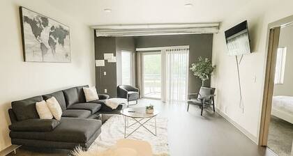 Stylish Black-themed Apartment in Des Moines