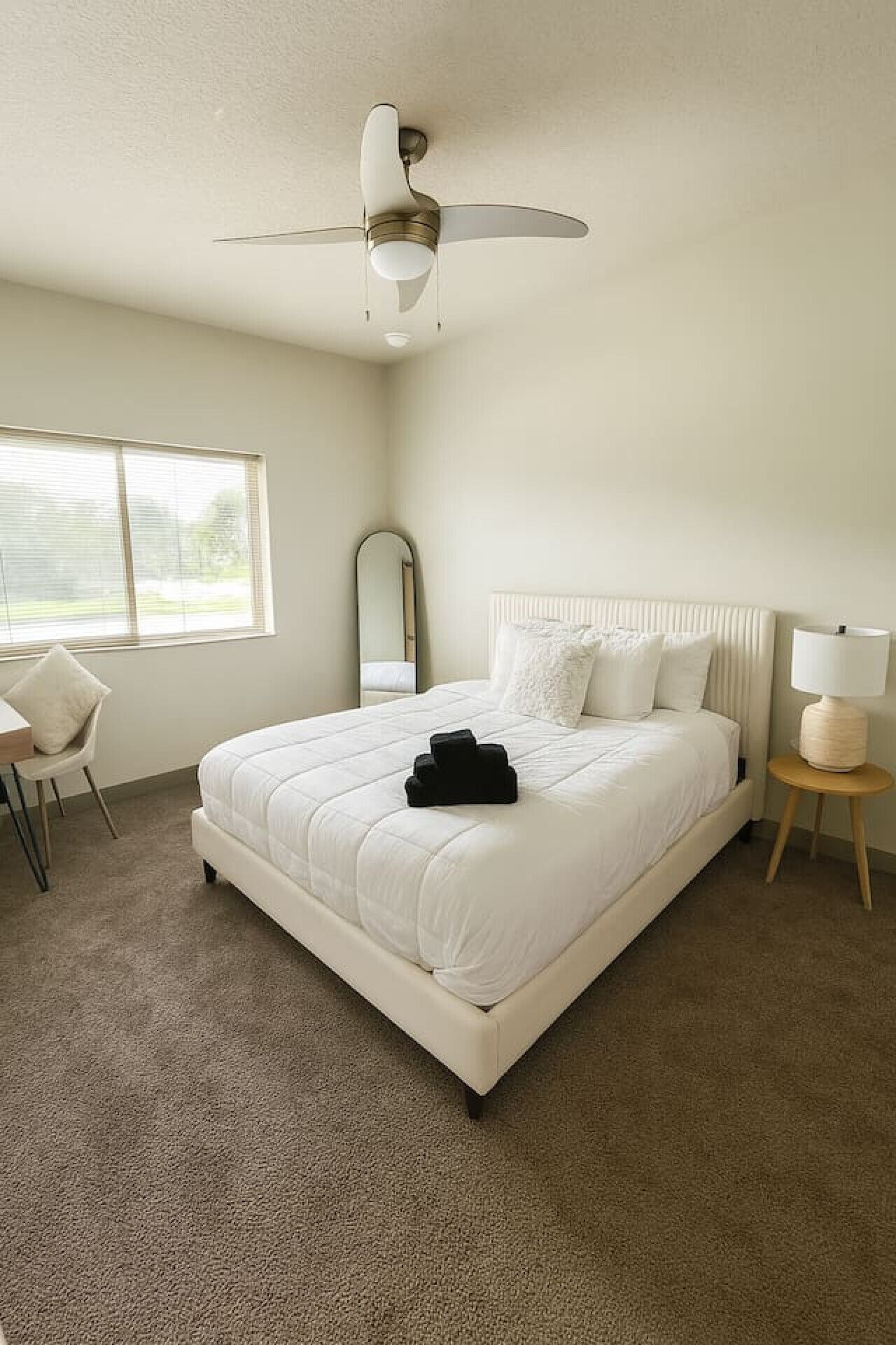 1 多间卧室、办公桌、WiFi