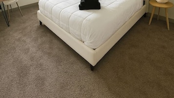 1 bedroom, desk, WiFi