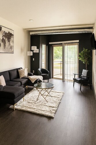 Stylish Black-themed Apartment in Des Moines
