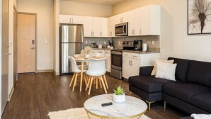 TV - Stylish Black-themed Apartment in Des Moines (Des Moines)