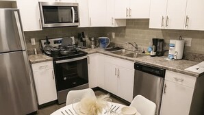 Coffee/tea maker, fridge, microwave, oven - Stylish Black-themed Apartment in Des Moines (Des Moines)