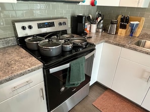 Refrigerador, microondas, horno y parrilla de estufa