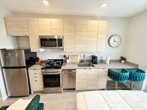 Réfrigérateur, four à micro-ondes, un four, surface de cuisson