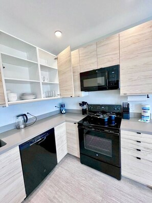 Refrigerador, microondas, horno y parrilla de estufa 