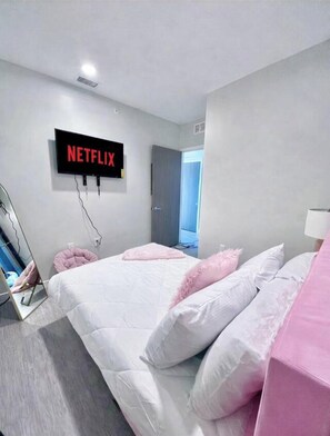 1 bedroom, desk, iron/ironing board, WiFi - 2 Bedroom Pink-themed Apartment in Des Moines (Des Moines)