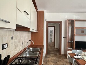 Kühlschrank, Ofen, Wasserkocher mit Kaffee-/Teezubehör