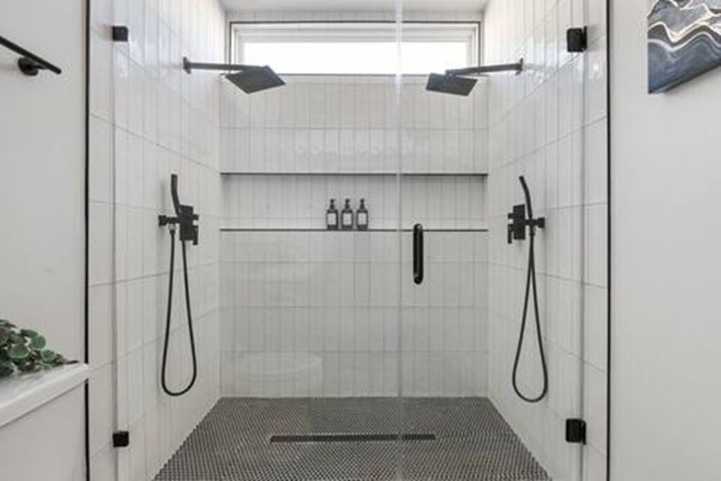 Haartrockner, Handtücher, Seife, Toilettenpapier
