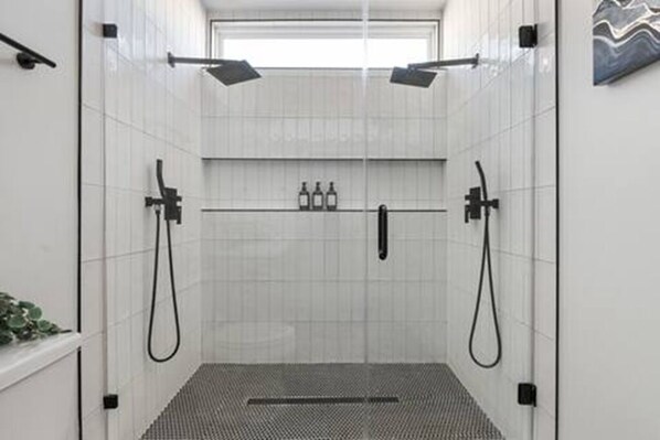 Haartrockner, Handtücher, Seife, Toilettenpapier