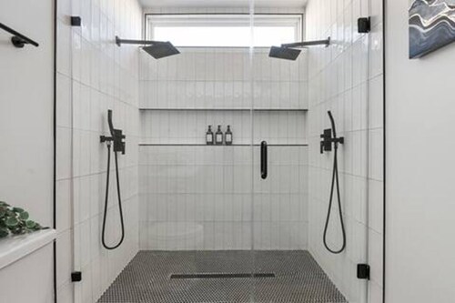 Modern Chic Escape - Minutes to Downtown + Discount!
