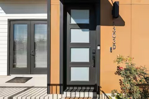 Modern Chic Escape - Minutes to Downtown + Savings!