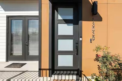 Modern Chic Escape - Minutes to Downtown + Savings!