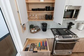 Mikrovågsugn, spishäll och diskmaskin
