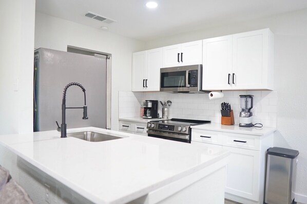 Refrigerador, microondas, horno, placa de cocina