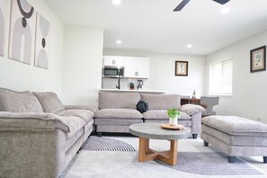 Smart TV, libros, monitor de computadora