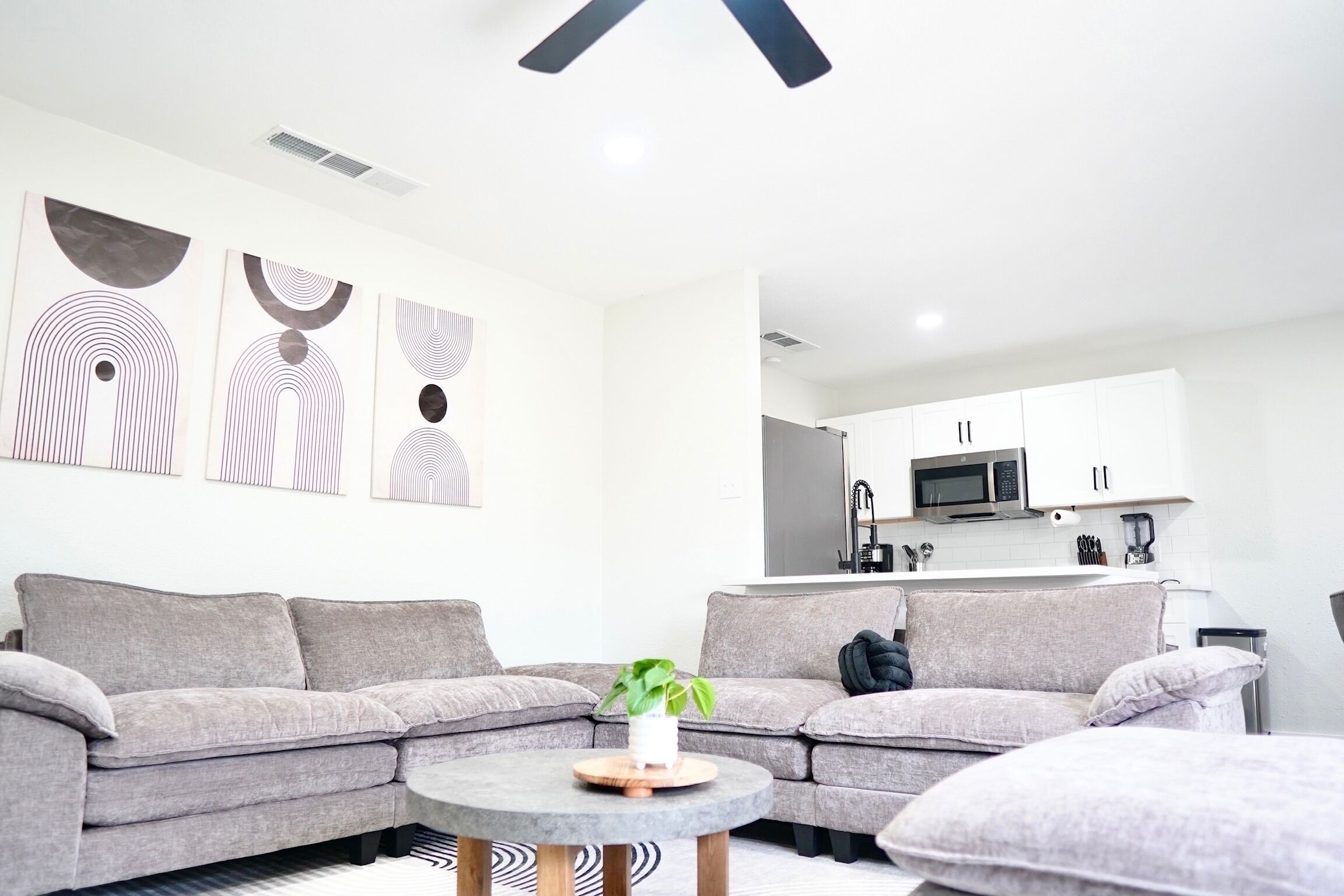 Älytelevisio, kirjoja, tietokoneen näyttö