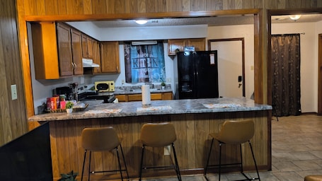Fridge, microwave, oven, stovetop. Tranquil 2-bedroom house with AC in Leesville