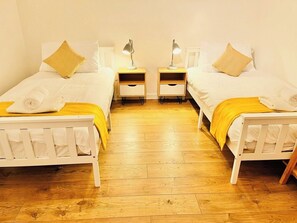 3 室のベッドルーム、アイロン / アイロン台、WiFi、ベッドシーツ