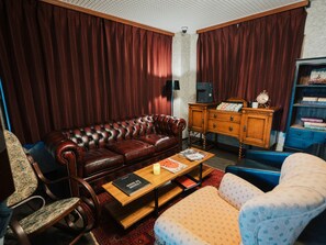 تلفزيون بشاشة مسطحة بحجم 32-بوصة يعرض قنوات فضائية