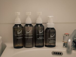 Set di cortesia gratuito, asciugacapelli, pantofole, asciugamani