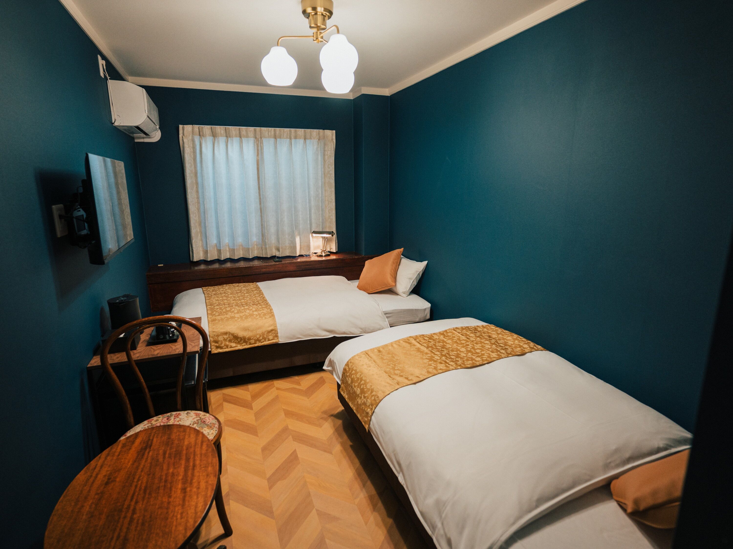 Habitación estándar con 2 camas individuales | Edredón, wifi gratis y ropa de cama 