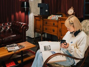 TV a schermo piatto 32 pollici con canali satellitari