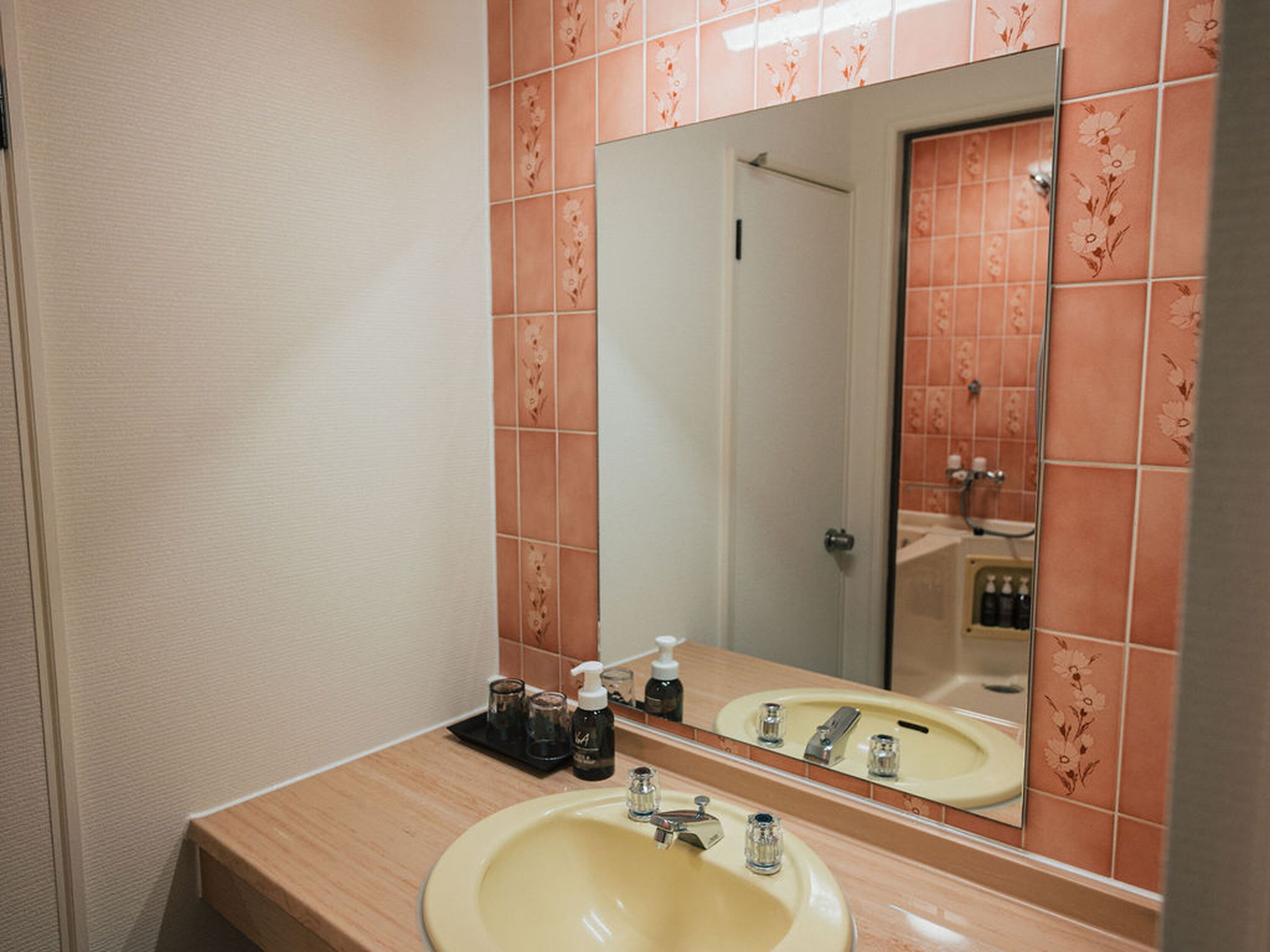 Articles de toilette gratuits, sèche-cheveux, chaussons