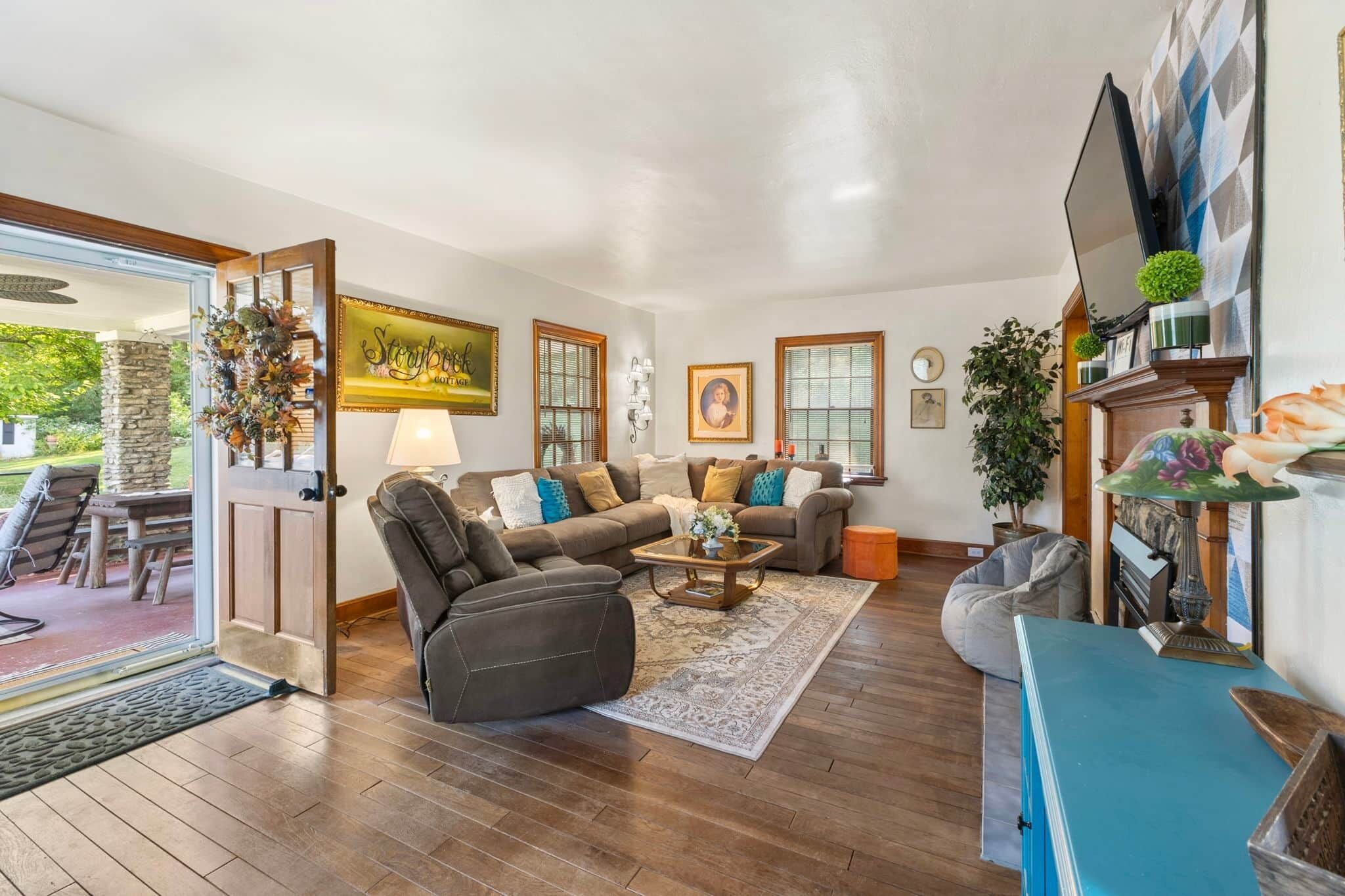 Smart TV, fireplace, books, music library