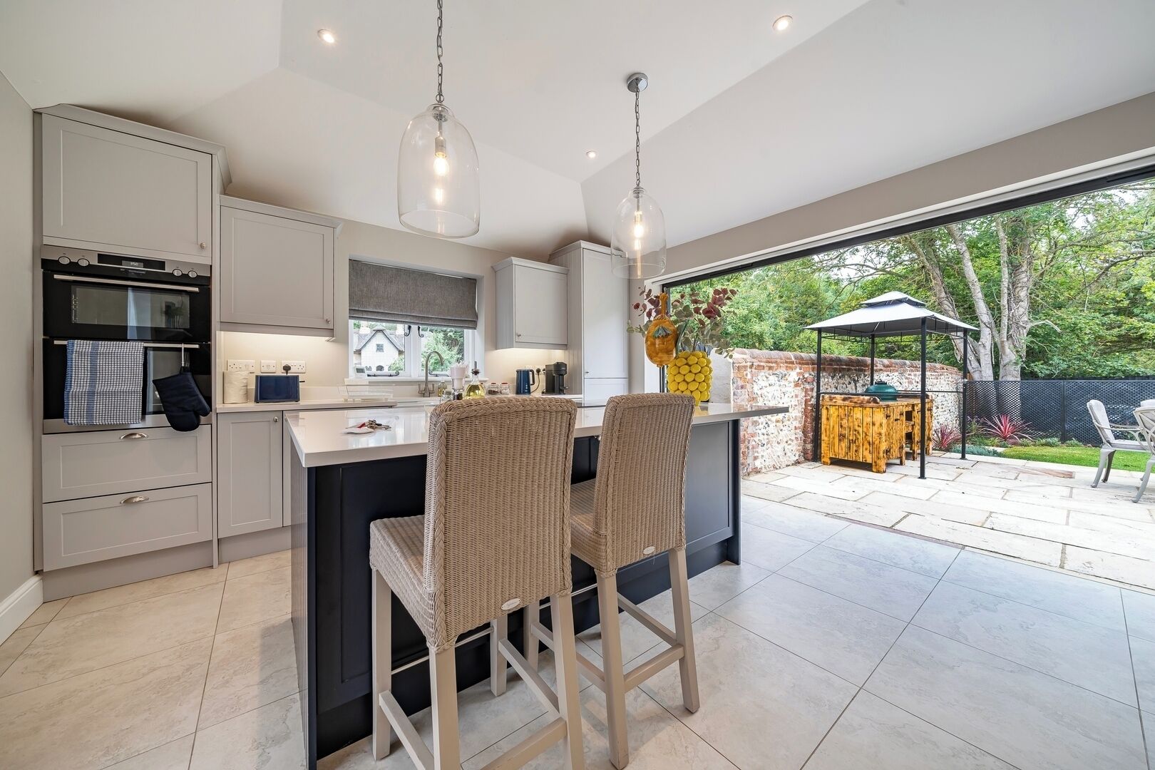 Kylskåp, mikrovågsugn, kaffe- och tebryggare och grytor/köksredskap