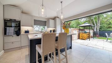 Geladeira, micro-ondas, cafeteira/chaleira