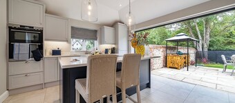 Coach House with Hot Tub in Idyllic Bury St Edmunds