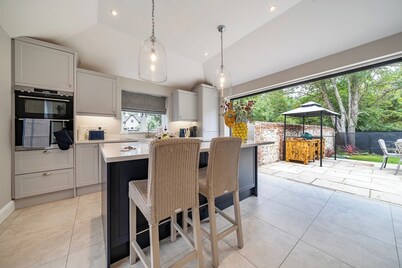 Coach House with Hot Tub in Idyllic Bury St Edmunds