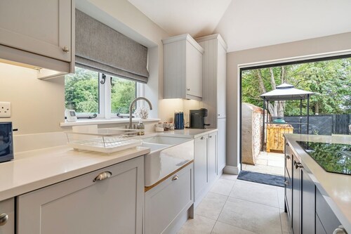 Coach House with Hot Tub in Idyllic Bury St Edmunds