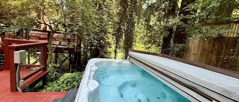 Tina de hidromasaje al aire libre