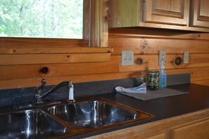 Fridge, microwave, oven, stovetop - 4 bedrooms and loft sleeps 12 with view  pool table 2 levels of decks and hot tub (Sevierville)
